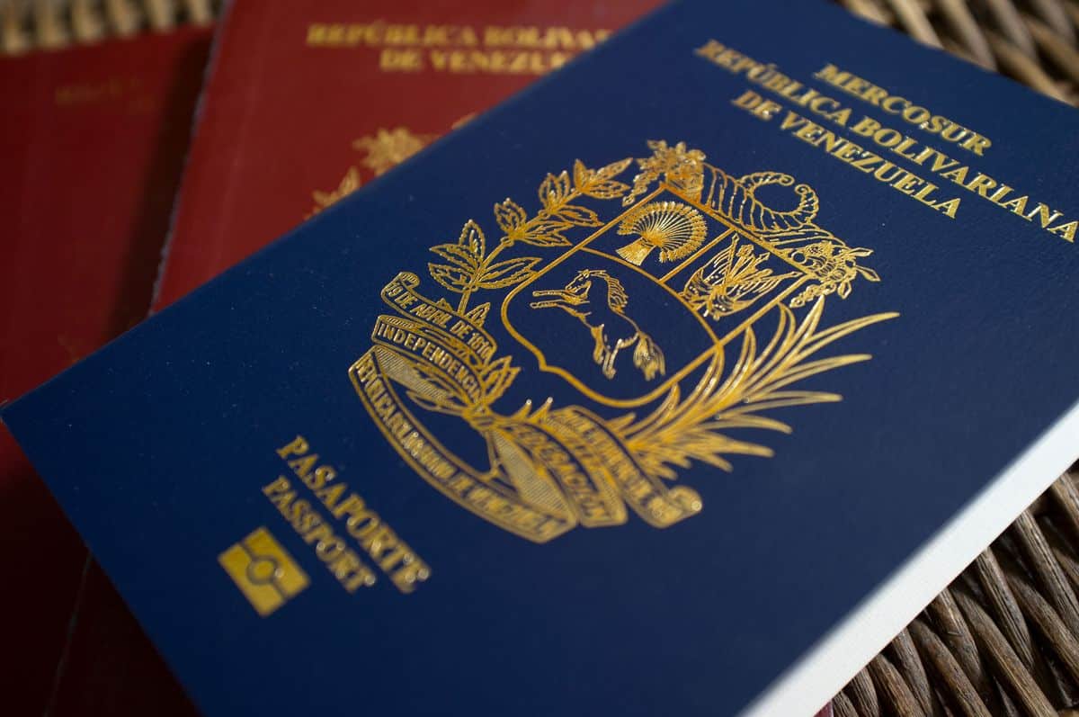 A partir da semana que vem, os venezuelanos terão que pagar as taxas de passaporte com o petro, a controversa criptomoeda apoiada pelo Estado que é supostamente apoiada pelo petróleo.