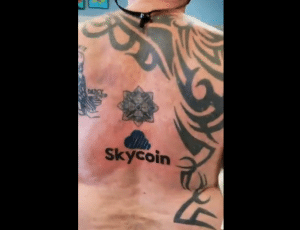 John McAfee faz tatuagem em forma de apoio