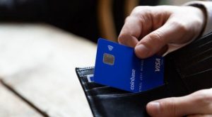 Coinbase lança cartão de débito em parceria com a Visa