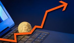 Bitcoin sobe para quase US$ 9.000 e tem melhor desempenho desde 2017