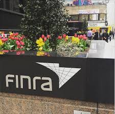 Regulador dos EUA Multa e Suspende Ex-Banqueiro por Mineração de Bitcoin