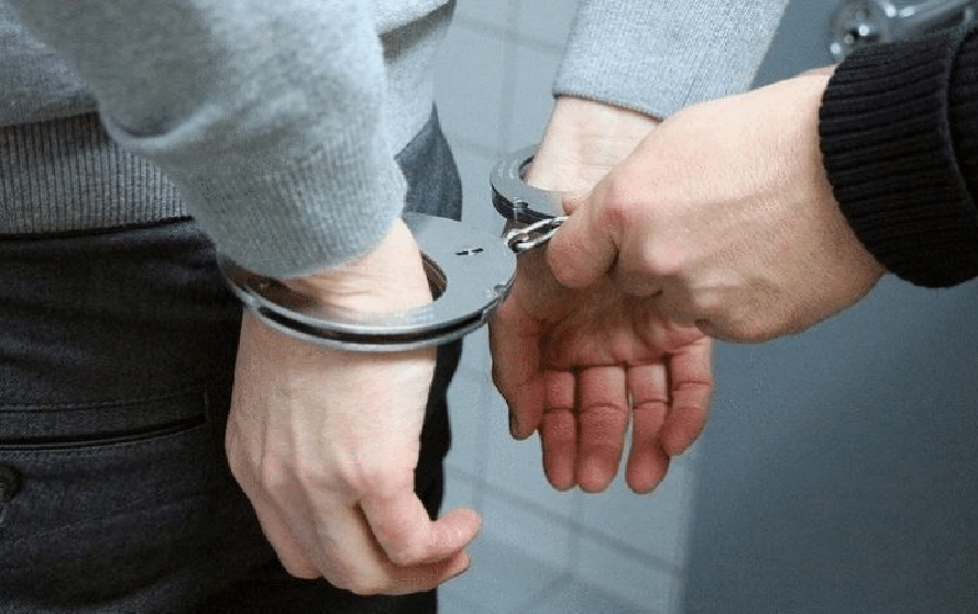 Polícia prende dois homens por obtenção de criptomoeda roubada
