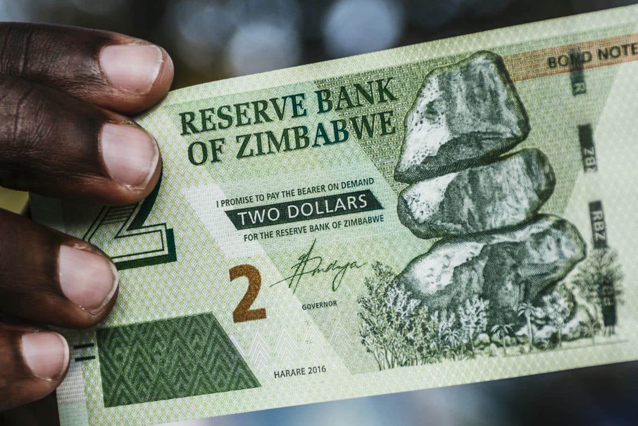 Após hostilizar, Banco Central do Zimbábue visa regular Criptomoedas