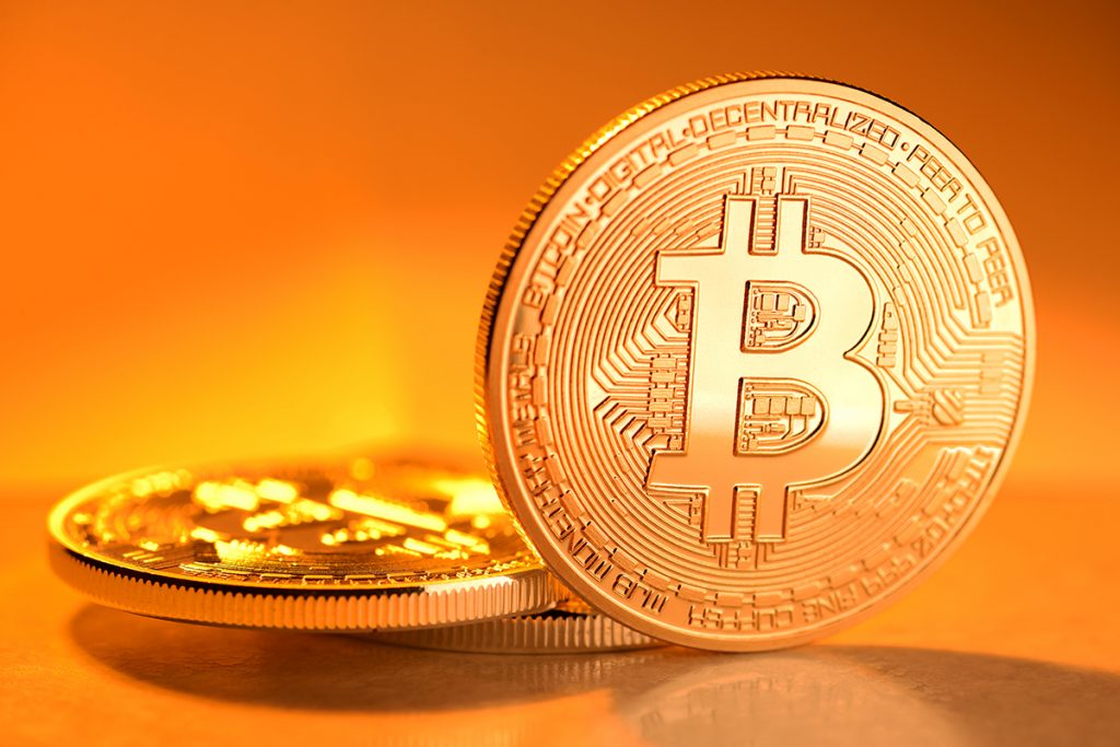 Bitcoin pego no fogo cruzado