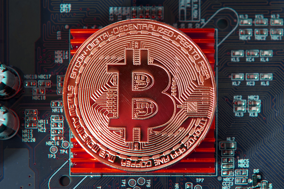 Oficial chinês é expulso por violar proibição de mineração de criptomoedas