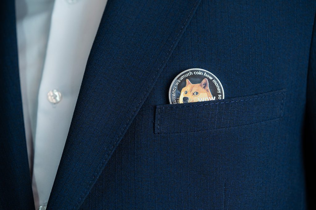 Elon Musk continua apoiando Dogecoin mesmo após ser processado