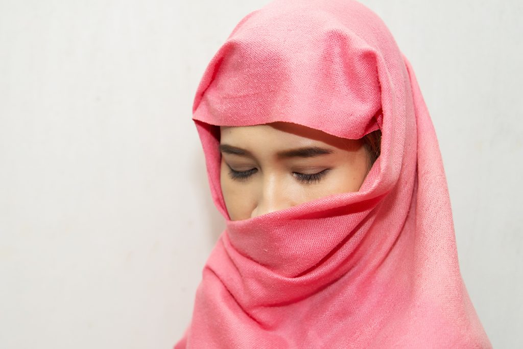 Irã: mulheres que se recusam a usar hijab terão contas bancárias congeladas