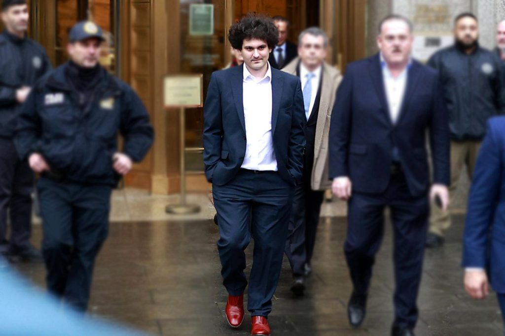 SBF recebe conselho para prisão: Raspe a cabeça, engrosse a voz e ouça rap