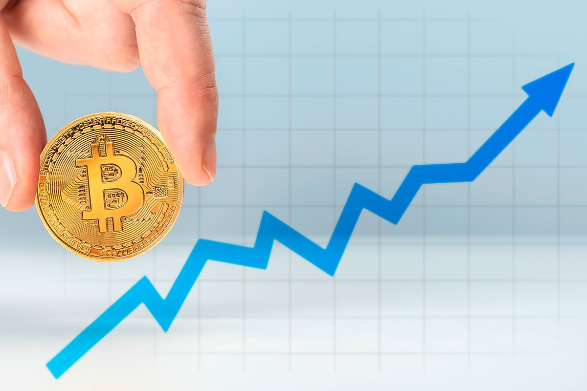 Bitcoin sobe acima de US$18.000