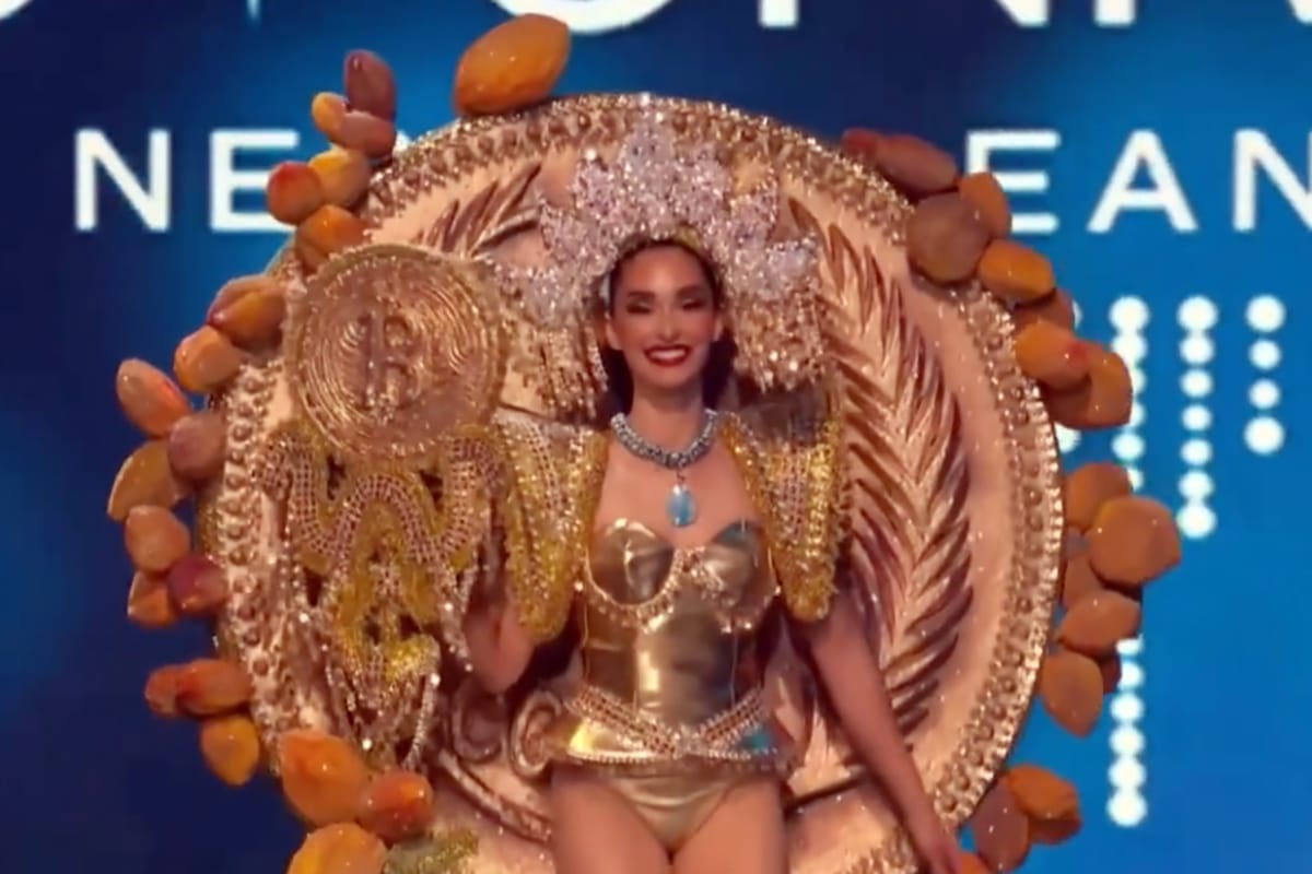 Miss Universo representa El Salvador com traje inspirado em Bitcoin
