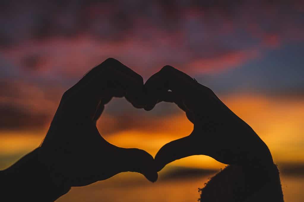 Homem usa IA para namorar 5.239 mulheres