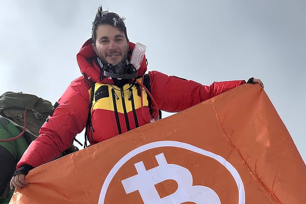 Bitcoiner levanta bandeira do Bitcoin no Monte Everest