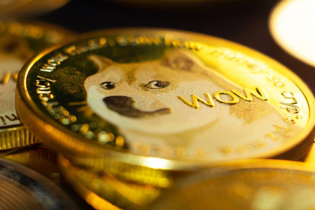 Dogecoin sobe 21% com acumulação de baleias