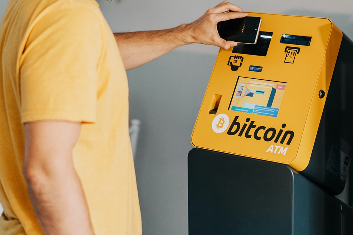 ATMs de criptomoedas diminuem drasticamente