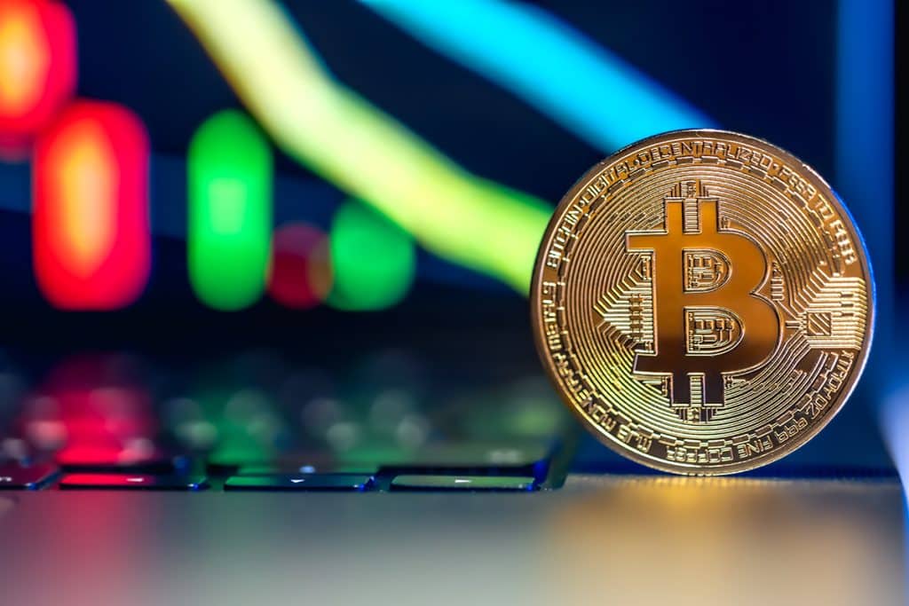 Bitcoin reage após queda impulsionada por tensão global
