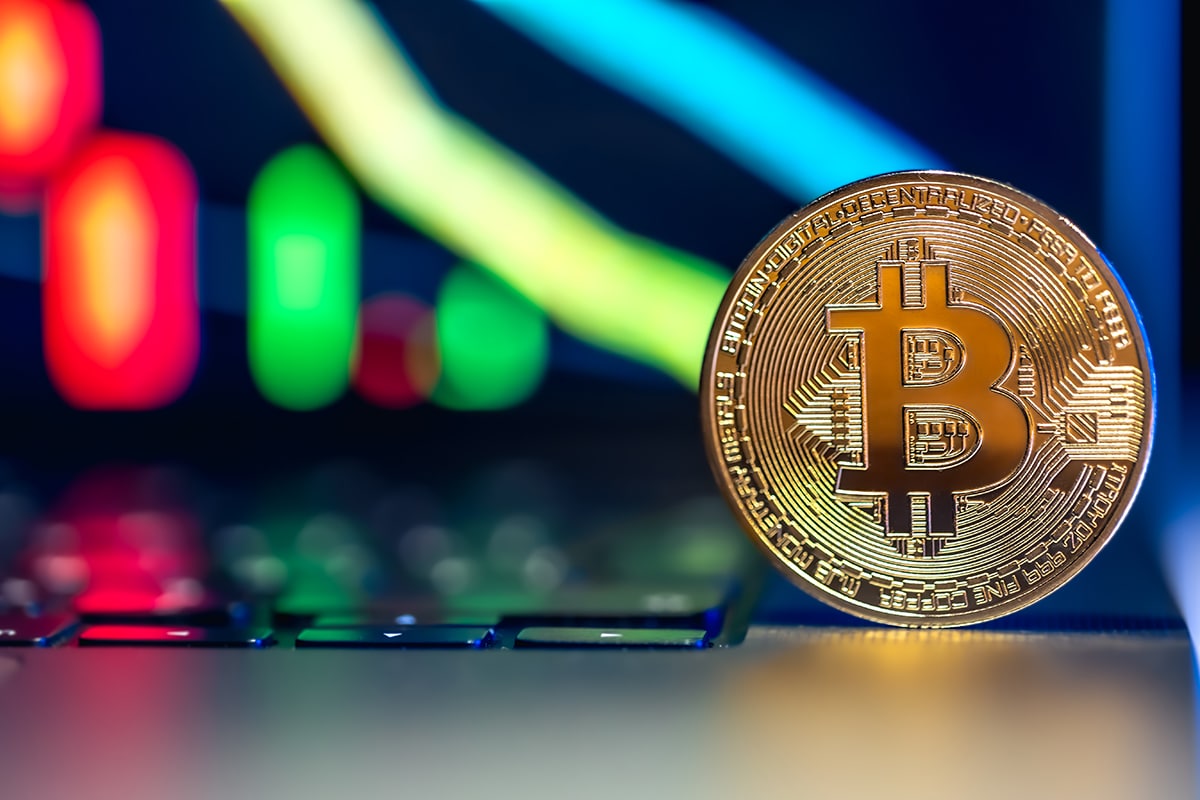 Bitcoin reage após queda impulsionada por tensão global
