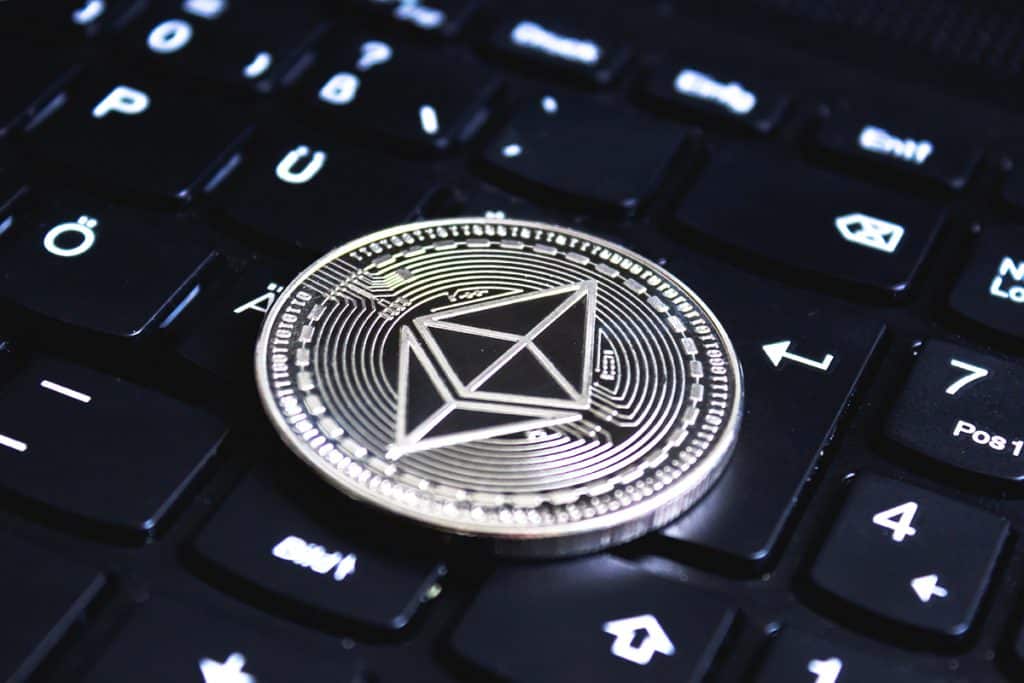 Preço do ETH cai, mas demanda por staking de Ethereum dispara