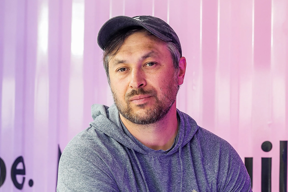 Cofundador da Solana chama memecoins e NFTs de lixo digital