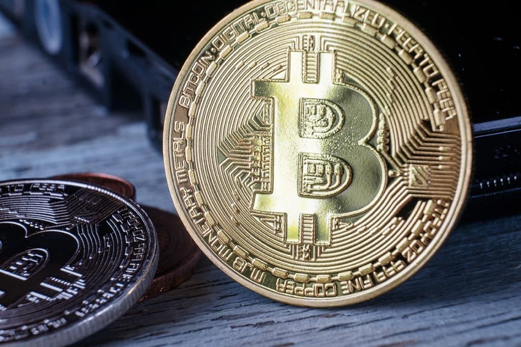 Bitcoin cai para mínima de 6 meses com queda na demanda por ETFs