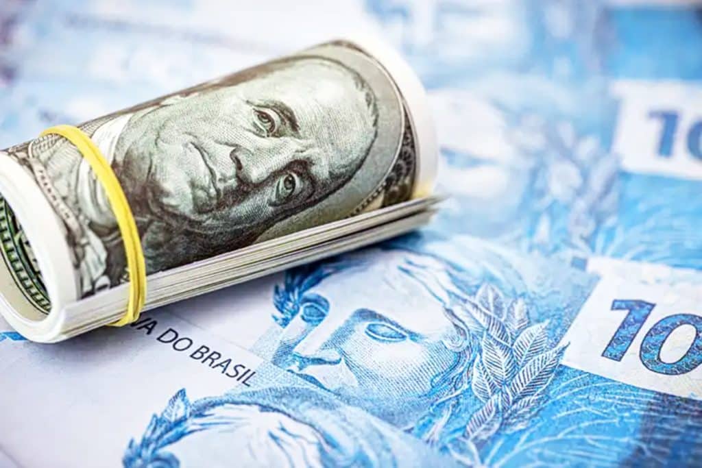 Brasileiros aportam 16% das economias em dólar