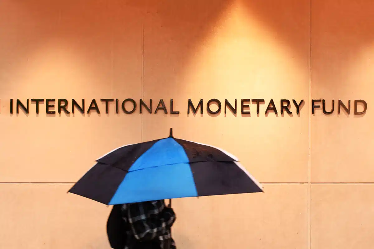 FMI alerta para riscos monetários e corridas cambiais