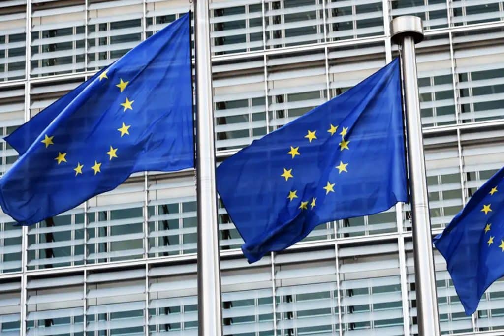 União Europeia busca regulamentação de DeFi, staking e NFTs