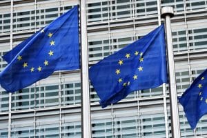 União Europeia busca regulamentação de DeFi, staking e NFTs